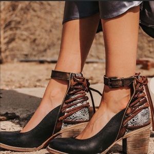 Gorgeous Freebird by Steven Raeanne 10 Black Distressed Ankle Strap Shoes